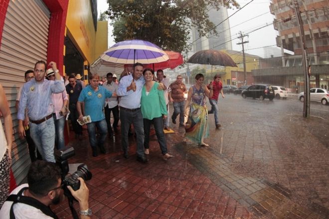 Aécio Neves visita Campo Grande e firma apoio a Rose Modesto no 2º turno