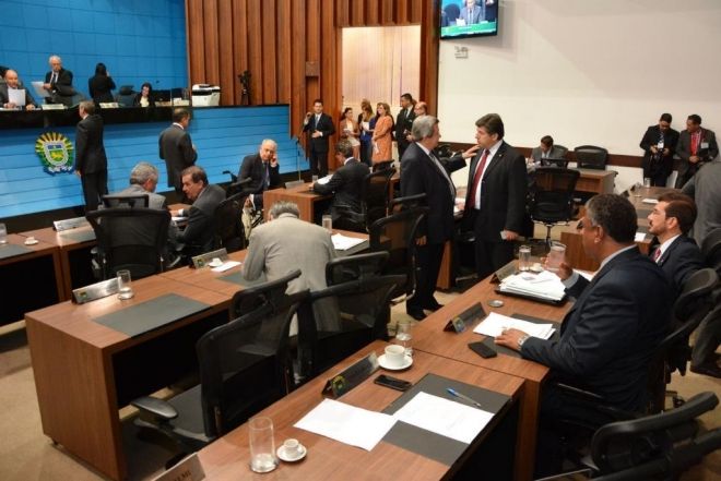 Deputados mantêm vetos do Executivo durante primeira sessão da semana