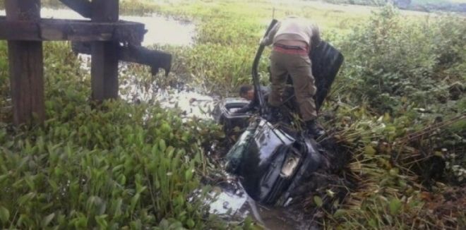 Condutor perde controle e jovens morrem após carro cair no rio Paraguai