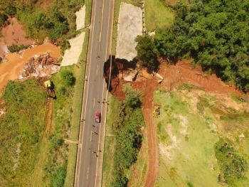 Tr&acirc;nsito na BR-163 continua interrompido ap&oacute;s desmoronamento
