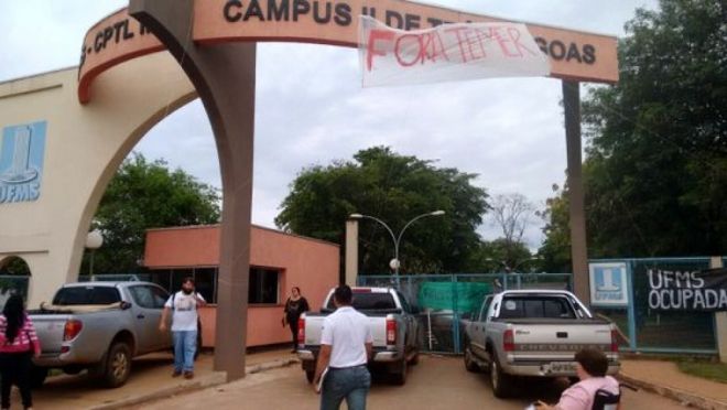 Estudantes ocupam campus da UEMS de Campo Grande