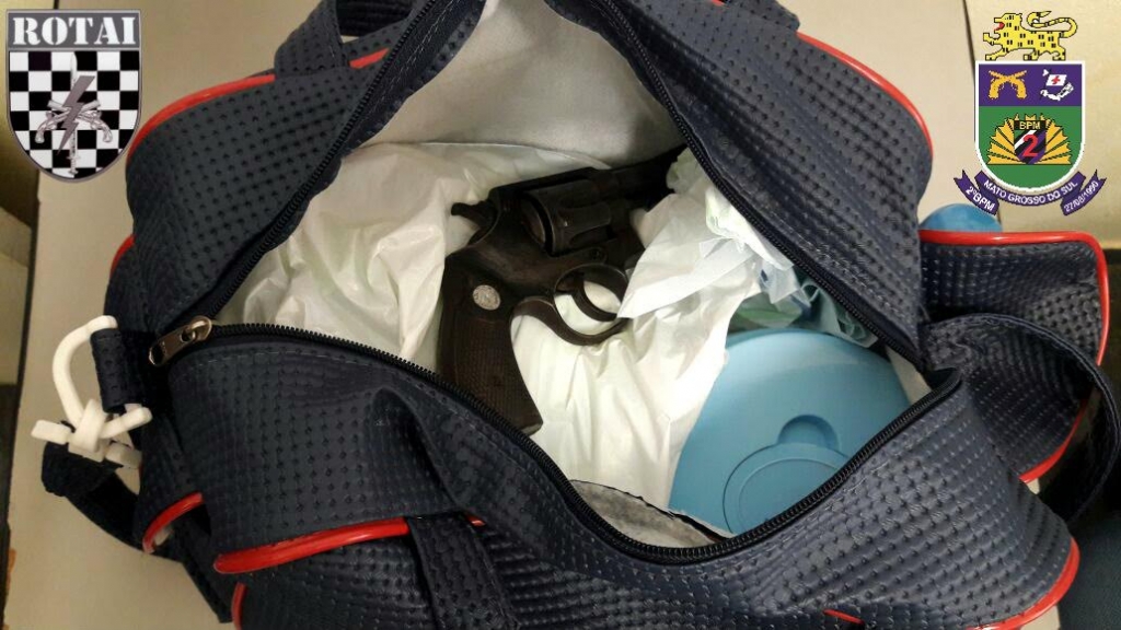 Homem é preso após esconder arma de fogo em bolsa de criança