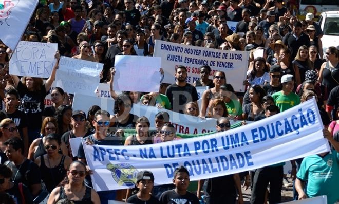 Greve proposta pela Fetems levou 2 mil pessoas as ruas em Corumbá