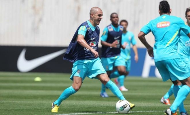 Convocado para vaga de Marcelo, Fábio Santos treina com a Seleção em BH