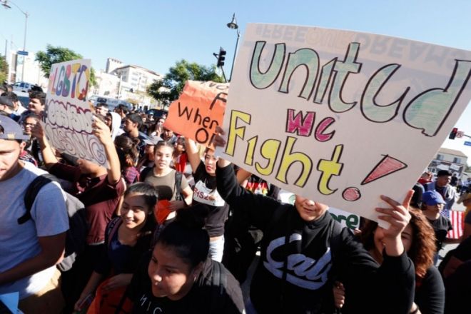 Estudantes do ensino médio protestam contra Trump em cidades dos EUA