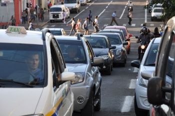 Foto ilustrativa de trânsito, táxi, Uber, IPVA, pedestre, centro, transporte