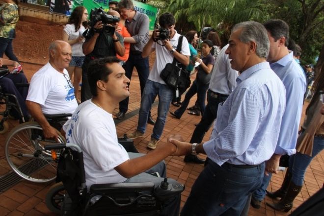 Cadeirantes v&atilde;o &agrave; pra&ccedil;a para conscientizar popula&ccedil;&atilde;o