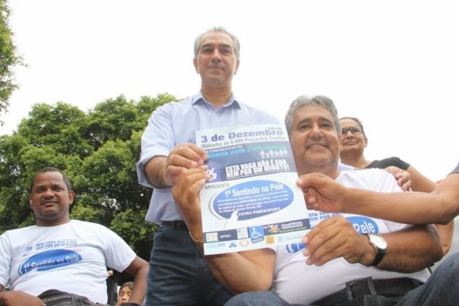 Cadeirantes v&atilde;o &agrave; pra&ccedil;a para conscientizar popula&ccedil;&atilde;o