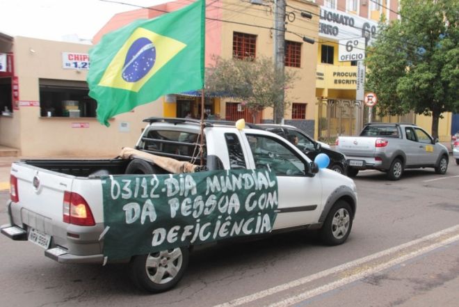 Cadeirantes v&atilde;o &agrave; pra&ccedil;a para conscientizar popula&ccedil;&atilde;o