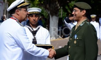 Desfile militar e entrega de medalhas marcam Dia do Marinheiro