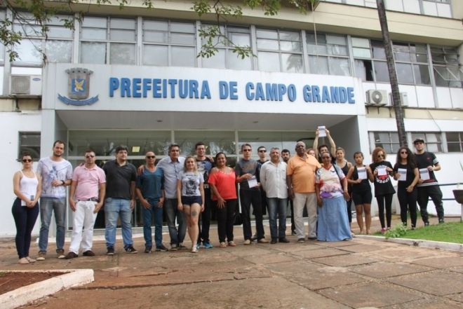 Artistas realizam protesto na frente da Prefeitura de Campo Grande