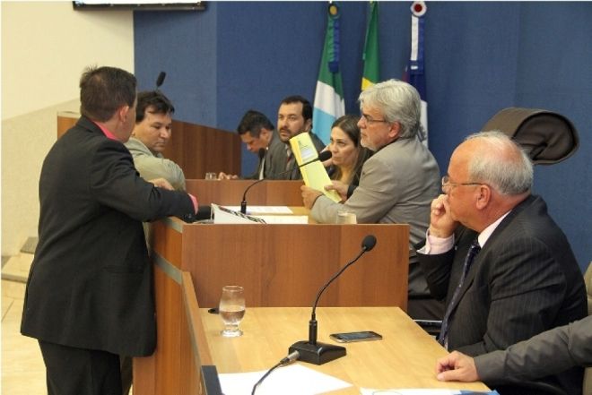 Câmara aprova congelamento do salário de prefeito e vice por 4 anos
