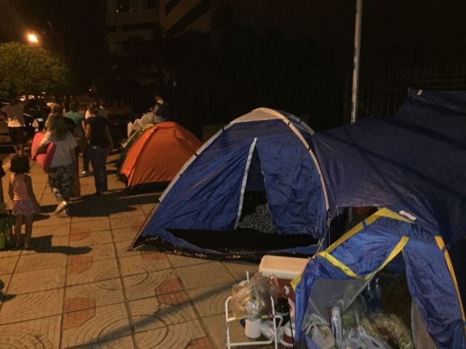 Manifestantes da Omep e Seleta acampam no Fórum de Campo Grande