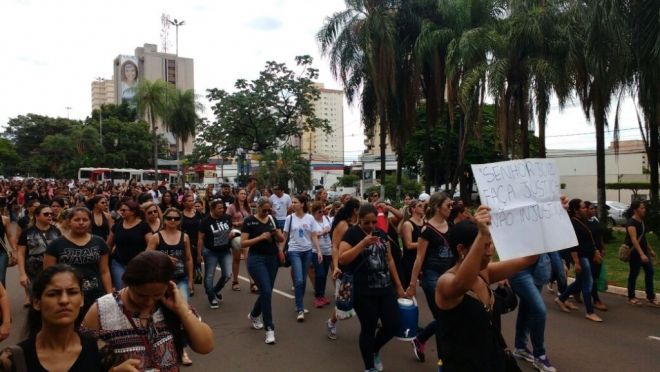 Trabalhadores da Seleta e Omep realizam protesto na praça Ary Coelho