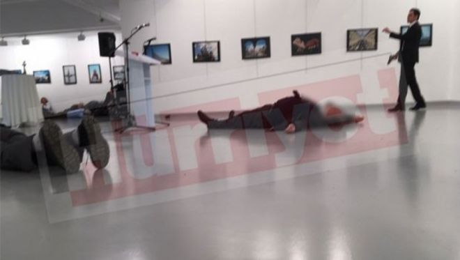 Embaixador russo é assassinado em exposição de arte na Turquia