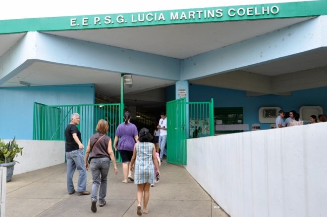 Foto da fachada da Escola Estadual Lúcia Martins Coelho