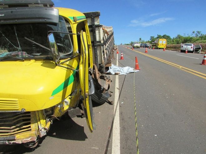 Colisão entre carro e caminhão deixa quatro mortos em rodovia de MS