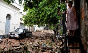 Enxurrada arrasta lixo e entulho para ruas de Corumbá