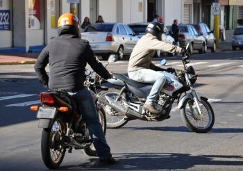 Foto ilustrativa de moto, motoqueiro, motociclista, IPVA, trânsito
