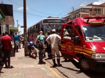 Mulher fica ferida após colisão entre motocicleta e ônibus na Capital