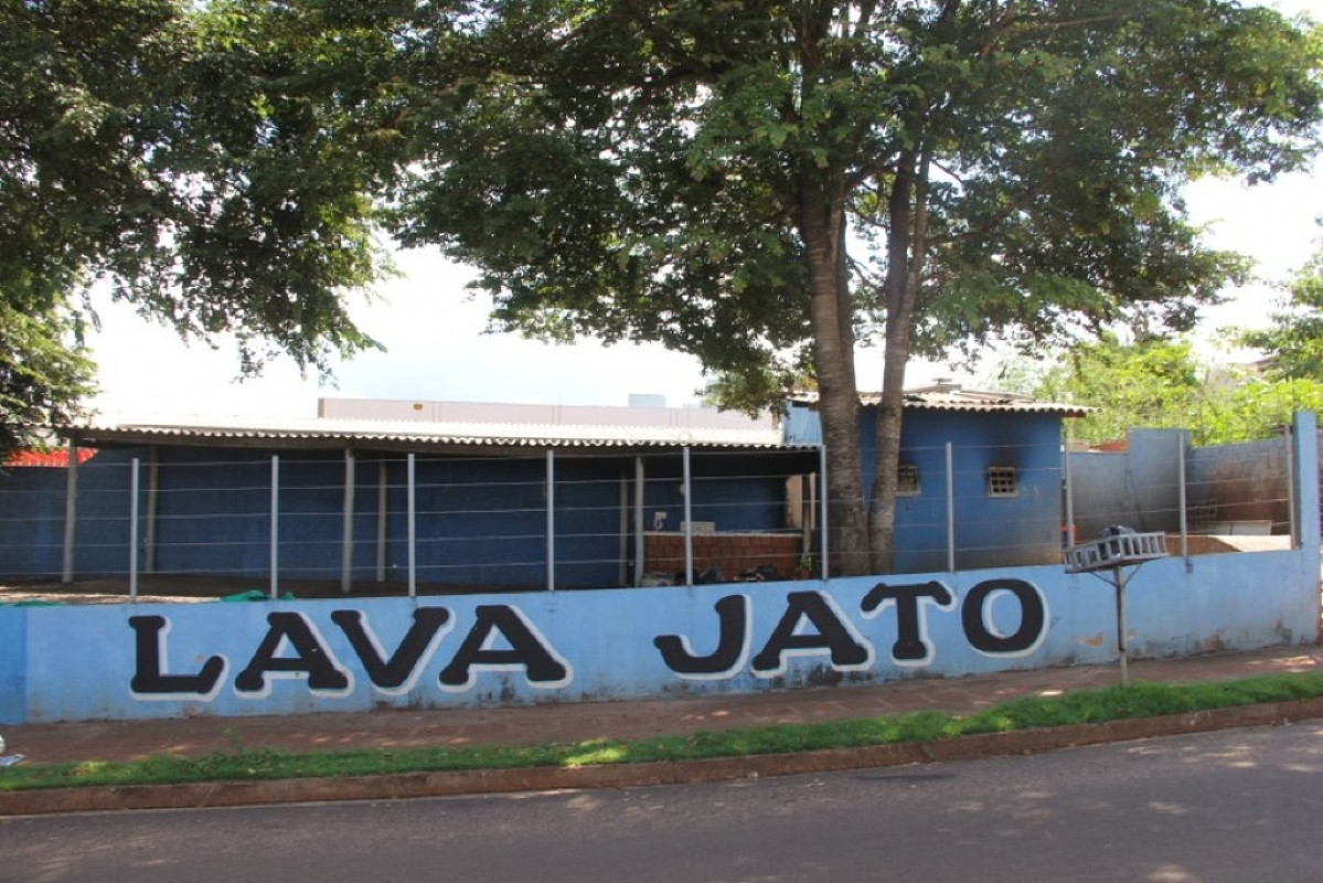 Lava jato onde adolescente foi ferido com mangueira fica parcialmente destruído após incêndio 
