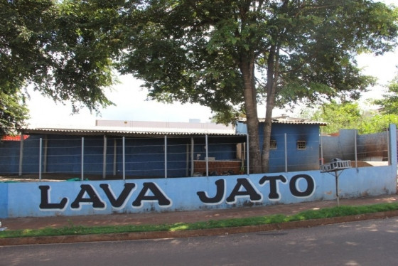Lava jato onde adolescente foi ferido com mangueira fica parcialmente destruído após incêndio 