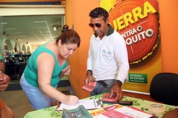 Secretária de Saúde vai a locais de grande fluxo para combater dengue