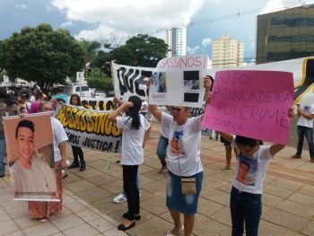 Familiares de adolescente violentado com mangueira protestam por justiça no Fórum 