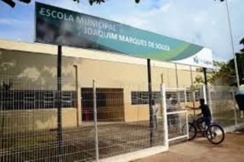 Após retorno de tratamento psiquiátrico, professora fica nua e agride funcionários em escola