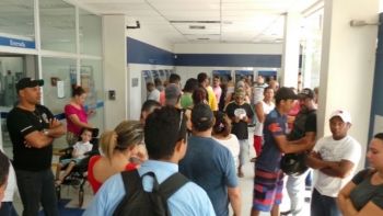 Longas filas marcam primeiro dia de pagamentos do FGTS em Três Lagoas