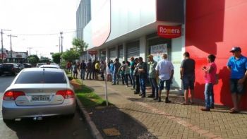 Longas filas marcam primeiro dia de pagamentos do FGTS em Três Lagoas