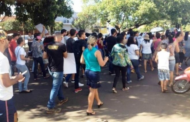 Após manifesto com mais 500 pessoas, professores retornam atividades nesta quinta