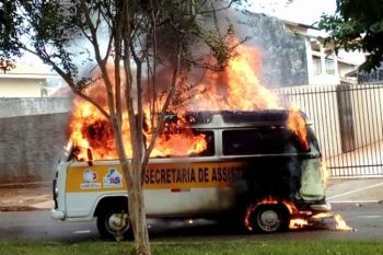 Kombi da assistência social fica destruída após pegar fogo em Fátima do Sul