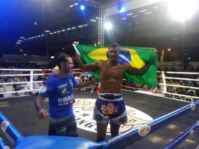 Na Tailândia, atleta corumbaense conquista título mundial de Muay Thai
