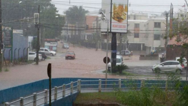Chuva rápida provoca alagamentos em pontos de Campo Grande