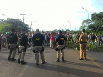 Indígenas bloqueiam ponte entre Mato Grosso do Sul e Paraná