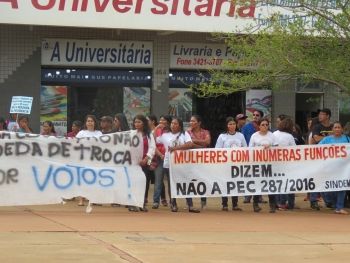 Indígenas manifestam em prol do ensino intercultural, em Dourados