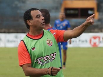 Sem Pablo, Nei César estuda melhor formação para domingo