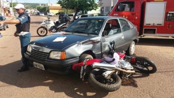 Motociclista colide com automóvel no centro de Coxim