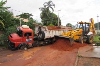 Caminhão afunda após asfalto cede em Coxim