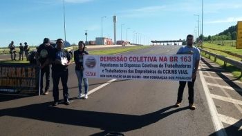 Trabalhadores bloqueiam rodovia em protesto contra demissões