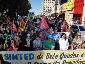 Greve interrompe serviços e trabalhadores protestam contra reformas