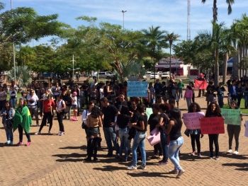 Sindicalistas fazem manifesto em praça central de Três Lagoas