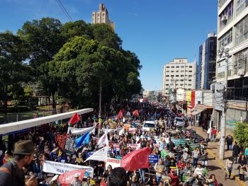 Greve interrompe serviços e trabalhadores protestam contra reformas