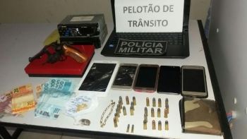 Polícia Militar fecha boca de fumo e apreende armas, munição e R$ 500 reais