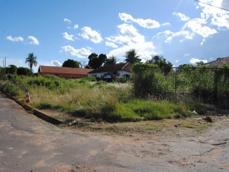 Terrenos abandonados ou mal cuidados geram preocupação em moradores de Corumbá