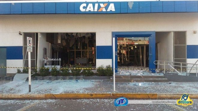 Com explosivos e submetralhadoras, bandidos explodem agência bancária em Paranaíba