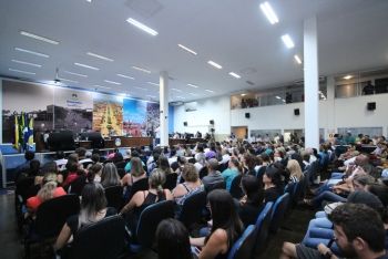 Aprovados estiveram na câmara pedindo ajuda para cobrar a nomeação