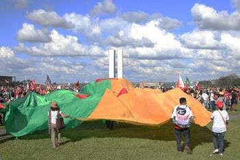Com depredação de ministérios e confronto, ato em Brasília reúne 45 mil pessoas
