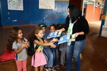 Após atraso, Prefeitura inicia entrega de kits escolares em Dourados